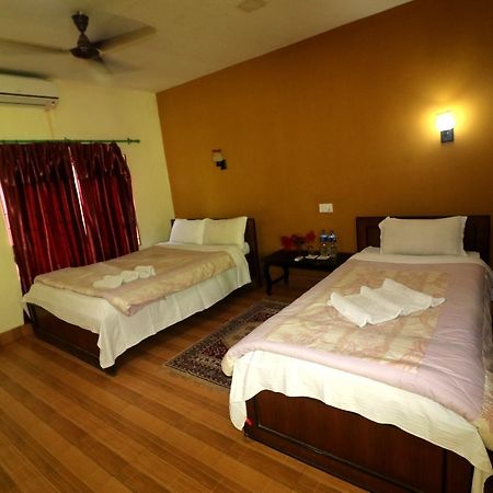 Chitwan Safari Camp & Lodge Sauraha Extérieur photo