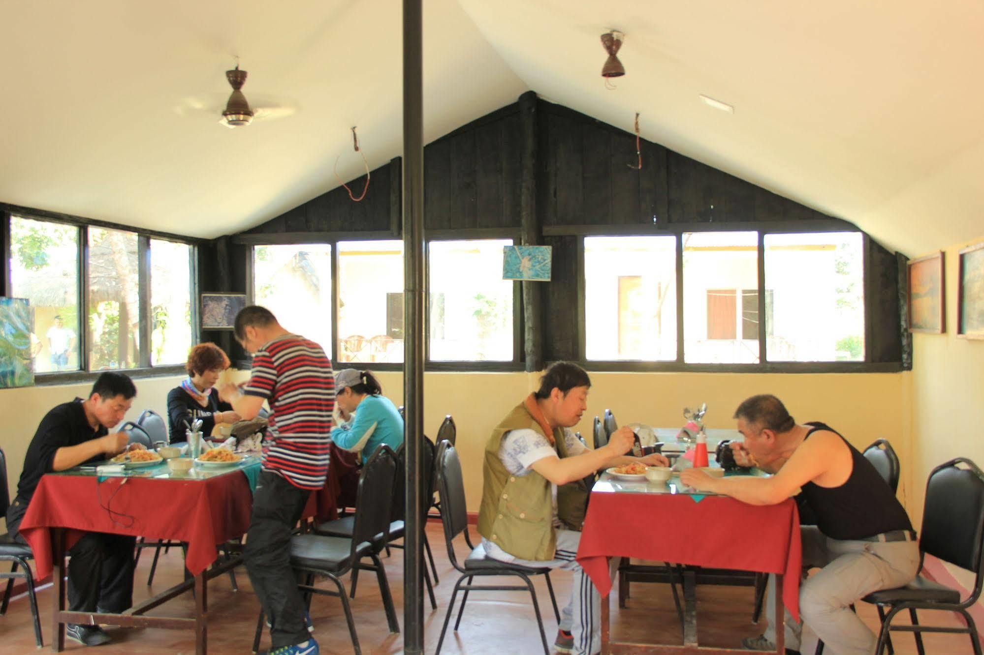 Chitwan Safari Camp & Lodge Sauraha Extérieur photo