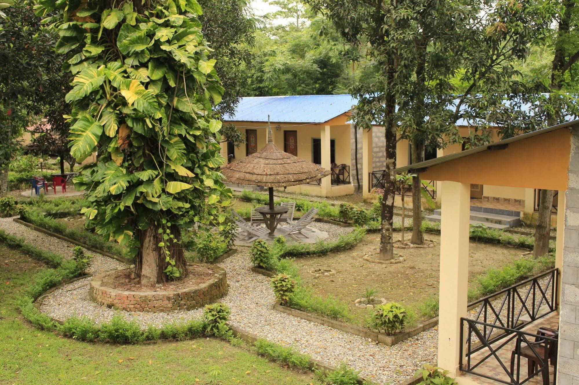 Chitwan Safari Camp & Lodge Sauraha Extérieur photo